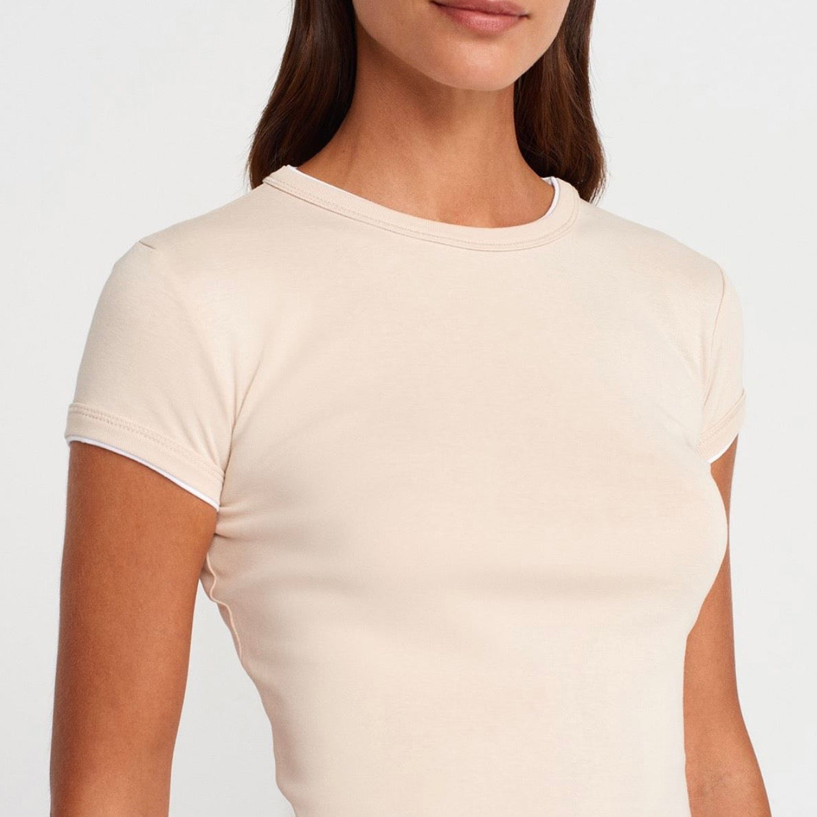 Beige fitted t-shirt with white trim