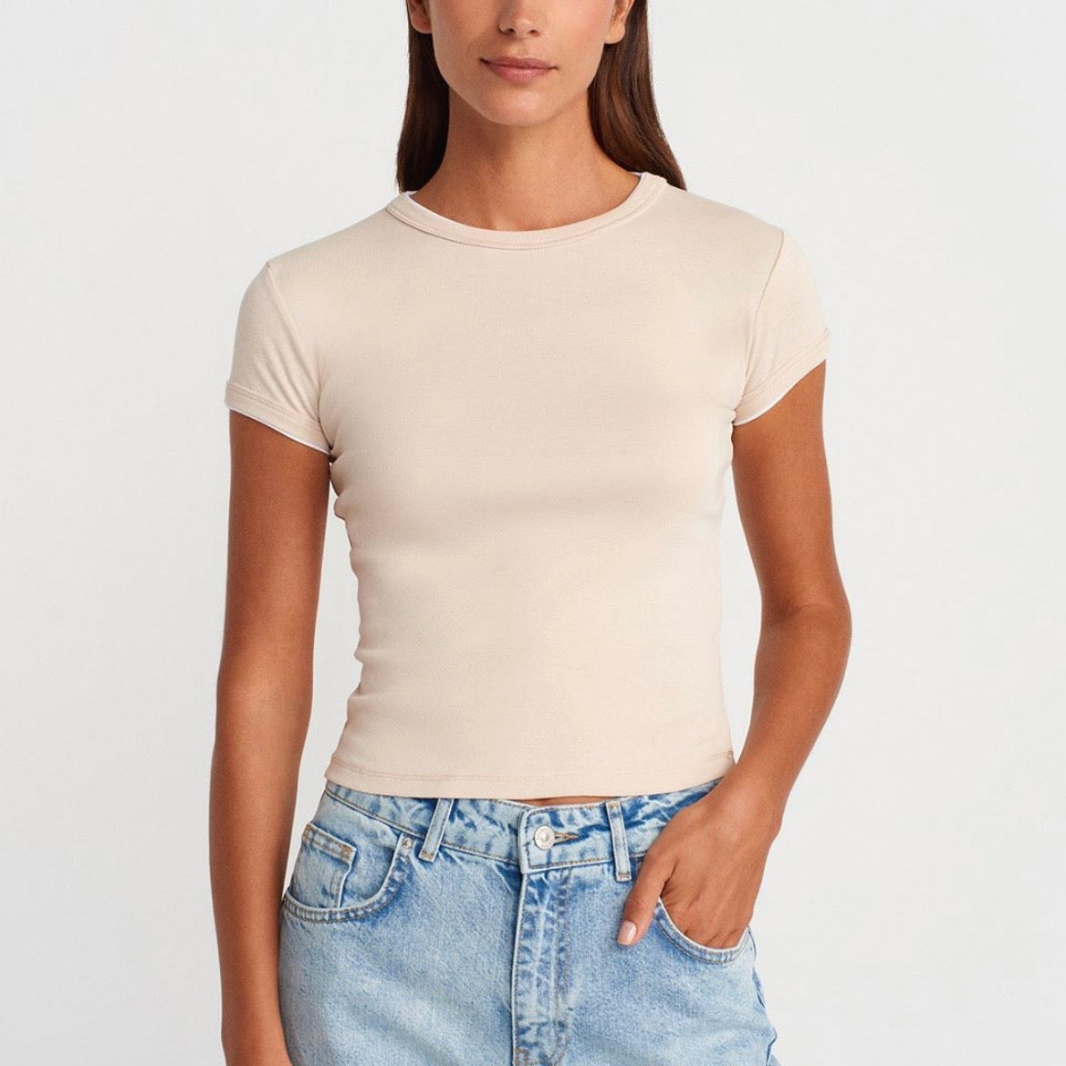 Beige fitted t-shirt with white trim
